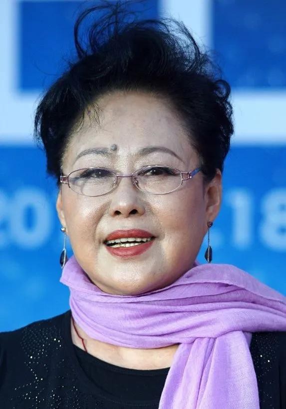 74岁斯琴高娃近况曝光儿子入狱老公离世被除名国家一级演员不后悔