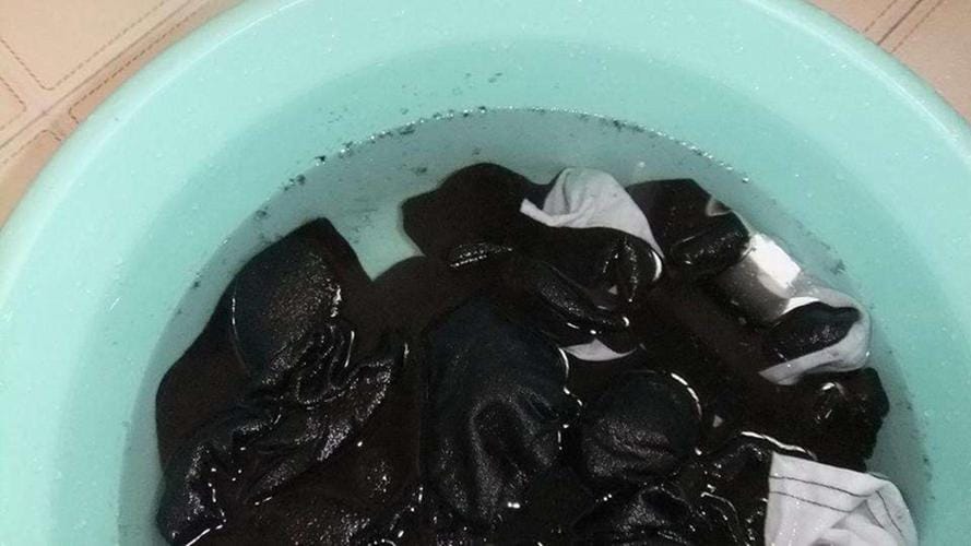 黑色圆珠笔油弄衣服上怎么洗（衣服沾上圆珠笔油墨怎么清洗）