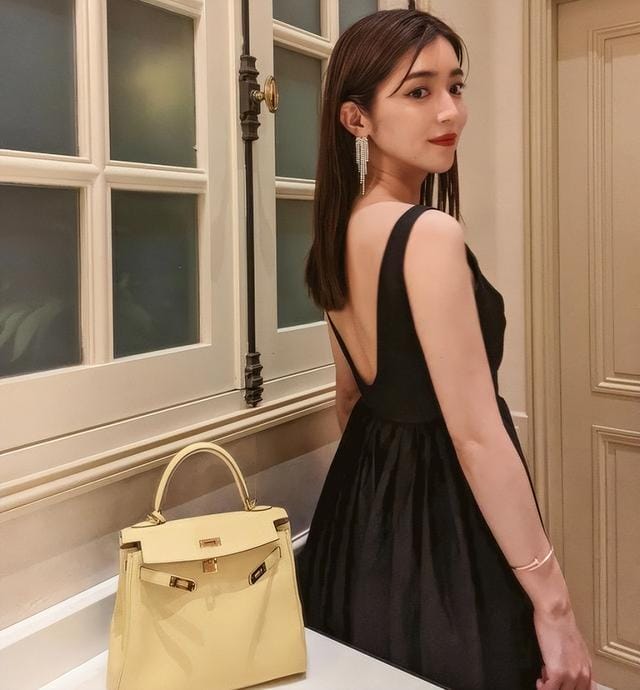 黑色系穿搭技巧(黑色不要随便穿) 黑色系穿搭技巧(黑色不要随便穿)