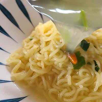海鲜面不同汤底 一口新年味全家享佳味