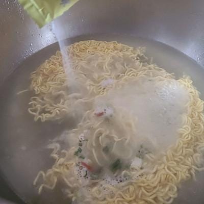 海鲜面不同汤底 一口新年味全家享佳味