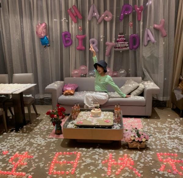 张嘉倪如今生活(32岁张嘉倪庆生屋中洒满花瓣) 张嘉倪如今生活 32岁张嘉倪庆生屋中洒满花瓣