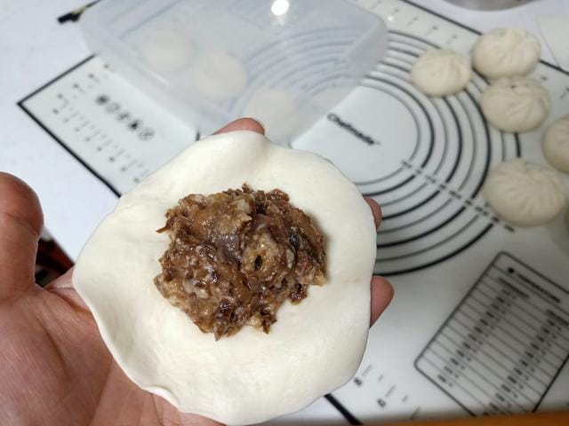 中午吃一碗粥和4个小笼包 晚餐蒸了2锅包子