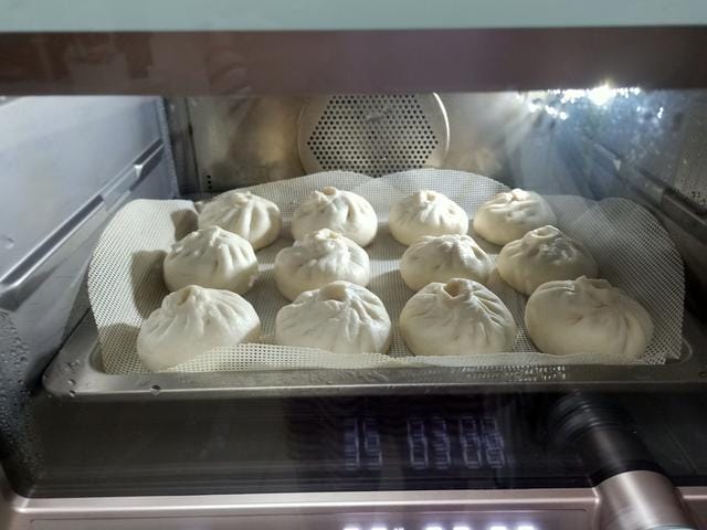 中午吃一碗粥和4个小笼包 晚餐蒸了2锅包子