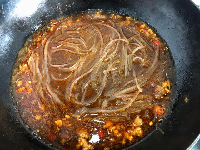 简单的白菜粉丝煲(下饭还好吃的肉末粉丝煲) 简单的白菜粉丝煲 下饭还好吃的肉末粉丝煲