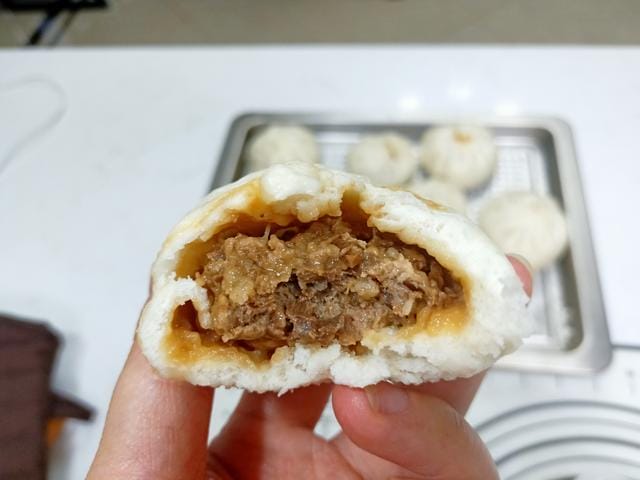 中午吃一碗粥和4个小笼包 晚餐蒸了2锅包子