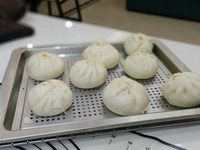 中午吃一碗粥和4个小笼包 晚餐蒸了2锅包子
