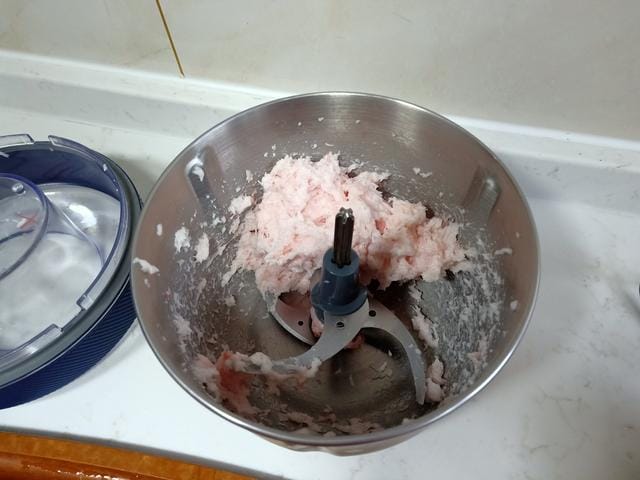 中午吃一碗粥和4个小笼包 晚餐蒸了2锅包子