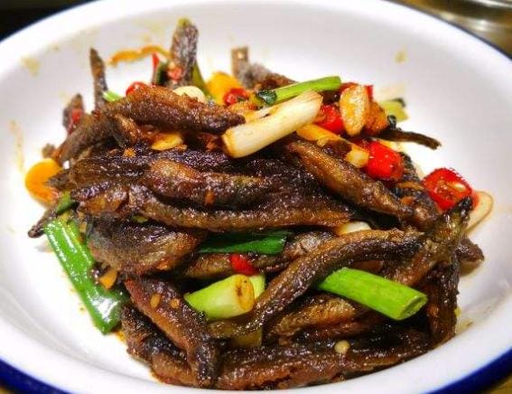 泥鳅能烧吗(泥鳅炕了又晒再用辣椒爆炒) 泥鳅能烧吗 泥鳅炕了又晒再用辣椒爆炒