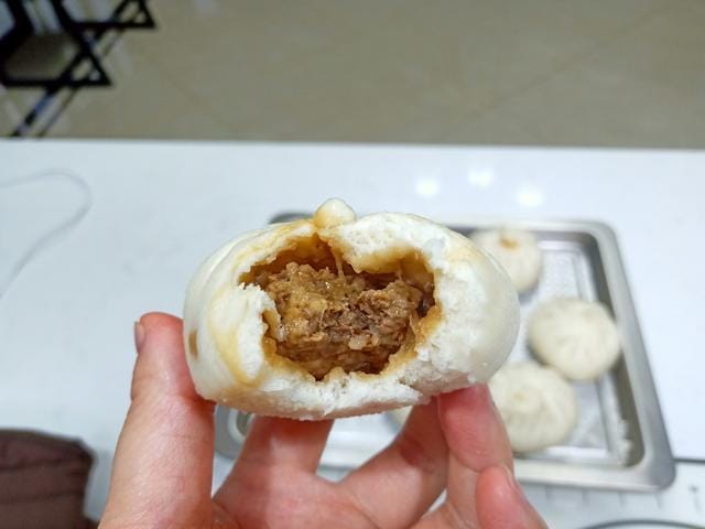 中午吃一碗粥和4个小笼包 晚餐蒸了2锅包子
