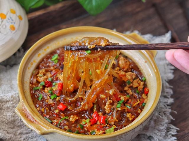 简单的白菜粉丝煲(下饭还好吃的肉末粉丝煲) 简单的白菜粉丝煲 下饭还好吃的肉末粉丝煲