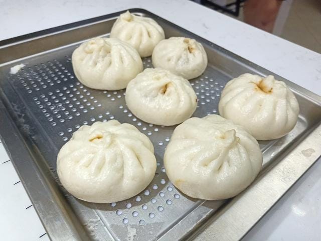 中午吃一碗粥和4个小笼包 晚餐蒸了2锅包子