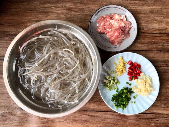 简单的白菜粉丝煲(下饭还好吃的肉末粉丝煲) 简单的白菜粉丝煲 下饭还好吃的肉末粉丝煲
