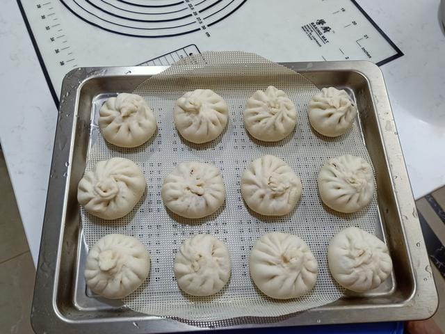中午吃一碗粥和4个小笼包 晚餐蒸了2锅包子