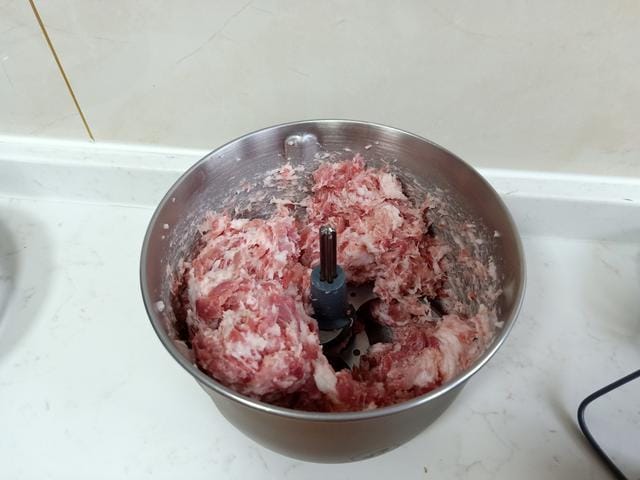 中午吃一碗粥和4个小笼包 晚餐蒸了2锅包子