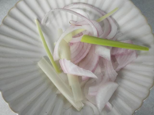 葱油面怎么做简单又好吃(葱油面的正宗做法) 葱油面怎么做简单又好吃 葱油面的正宗做法