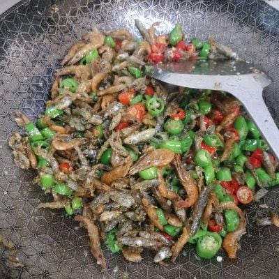 川味鱼香红油菜图解(青红椒炒小鱼小虾) 川味鱼香红油菜图解 青红椒炒小鱼小虾
