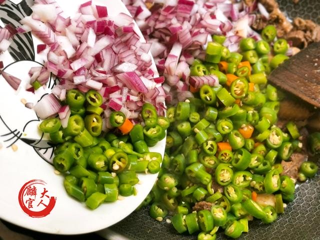鸽子怎么杀营养才好(鸽子这样杀不水淹) 鸽子怎么杀营养才好 鸽子这样杀不水淹