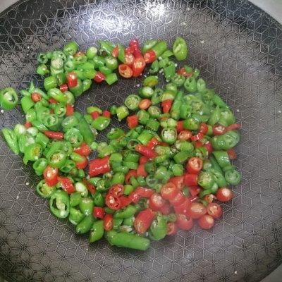 川味鱼香红油菜图解(青红椒炒小鱼小虾) 川味鱼香红油菜图解 青红椒炒小鱼小虾