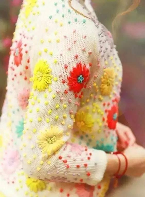 牛仔服上如何绣一朵可爱的小花(嫌弃衣服单调那就绣些小花) 牛仔服上如何绣一朵可爱的小花 嫌弃衣服单调那就绣些小花