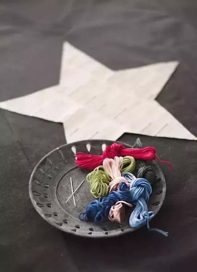牛仔服上如何绣一朵可爱的小花(嫌弃衣服单调那就绣些小花) 牛仔服上如何绣一朵可爱的小花 嫌弃衣服单调那就绣些小花