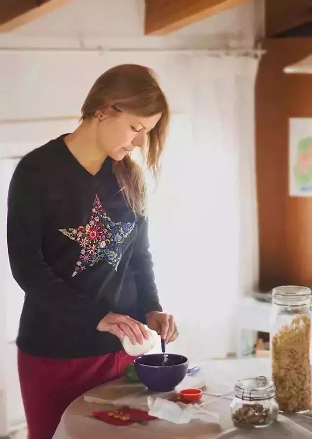 牛仔服上如何绣一朵可爱的小花(嫌弃衣服单调那就绣些小花) 牛仔服上如何绣一朵可爱的小花 嫌弃衣服单调那就绣些小花