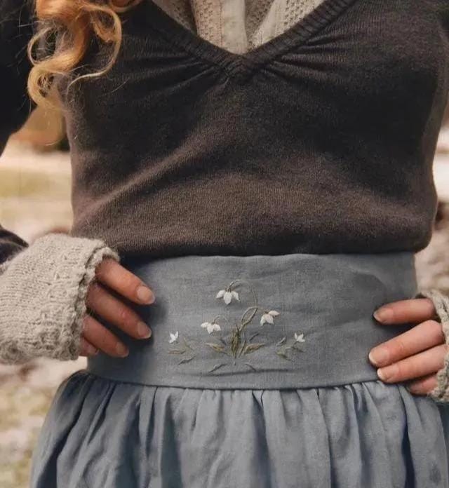 牛仔服上如何绣一朵可爱的小花(嫌弃衣服单调那就绣些小花) 牛仔服上如何绣一朵可爱的小花 嫌弃衣服单调那就绣些小花