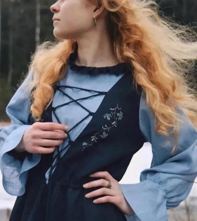 牛仔服上如何绣一朵可爱的小花(嫌弃衣服单调那就绣些小花) 牛仔服上如何绣一朵可爱的小花 嫌弃衣服单调那就绣些小花