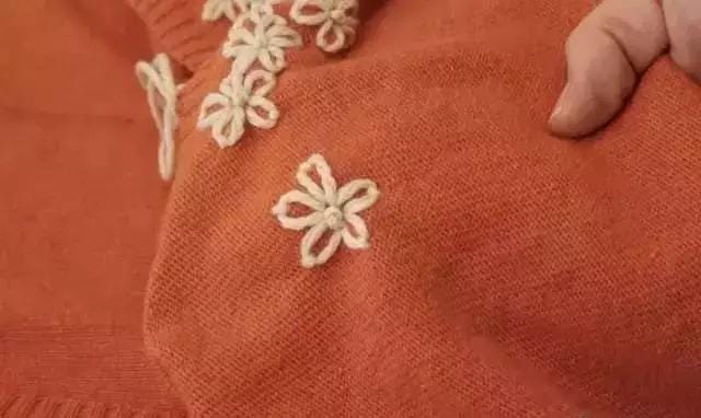牛仔服上如何绣一朵可爱的小花(嫌弃衣服单调那就绣些小花) 牛仔服上如何绣一朵可爱的小花 嫌弃衣服单调那就绣些小花