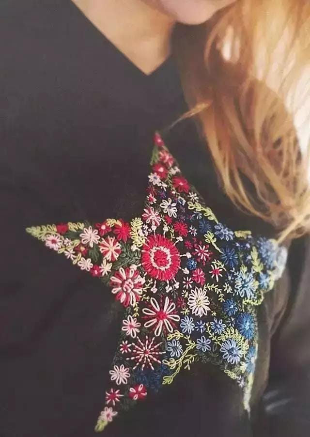 牛仔服上如何绣一朵可爱的小花(嫌弃衣服单调那就绣些小花) 牛仔服上如何绣一朵可爱的小花 嫌弃衣服单调那就绣些小花