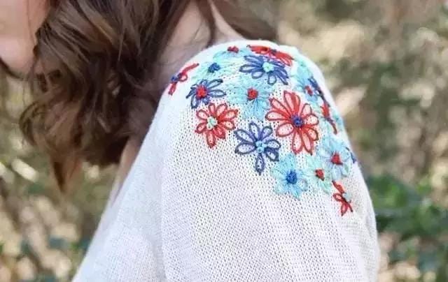 牛仔服上如何绣一朵可爱的小花(嫌弃衣服单调那就绣些小花) 牛仔服上如何绣一朵可爱的小花 嫌弃衣服单调那就绣些小花