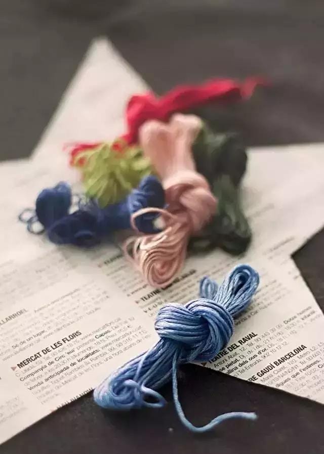牛仔服上如何绣一朵可爱的小花(嫌弃衣服单调那就绣些小花) 牛仔服上如何绣一朵可爱的小花 嫌弃衣服单调那就绣些小花
