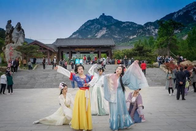 穿汉服在空中飞的旅游景点(五一沉浸式游览天蒙景区) 穿汉服在空中飞的旅游景点 五一沉浸式游览天蒙景区