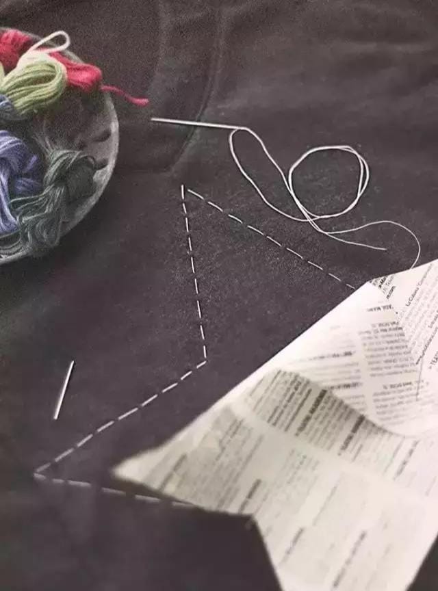 牛仔服上如何绣一朵可爱的小花(嫌弃衣服单调那就绣些小花) 牛仔服上如何绣一朵可爱的小花 嫌弃衣服单调那就绣些小花