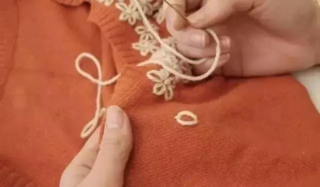牛仔服上如何绣一朵可爱的小花(嫌弃衣服单调那就绣些小花) 牛仔服上如何绣一朵可爱的小花 嫌弃衣服单调那就绣些小花