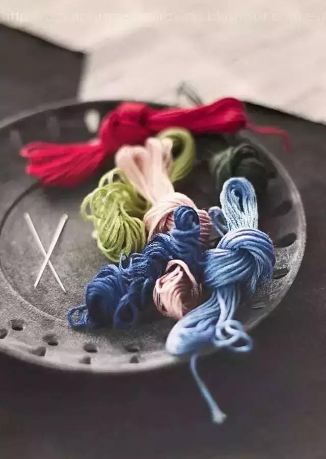 牛仔服上如何绣一朵可爱的小花(嫌弃衣服单调那就绣些小花) 牛仔服上如何绣一朵可爱的小花 嫌弃衣服单调那就绣些小花