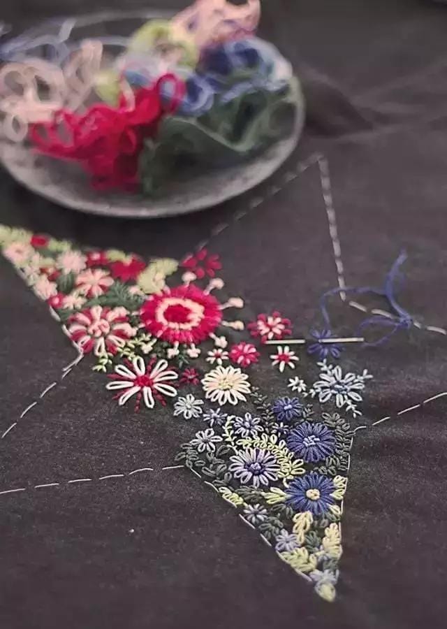 牛仔服上如何绣一朵可爱的小花(嫌弃衣服单调那就绣些小花) 牛仔服上如何绣一朵可爱的小花 嫌弃衣服单调那就绣些小花