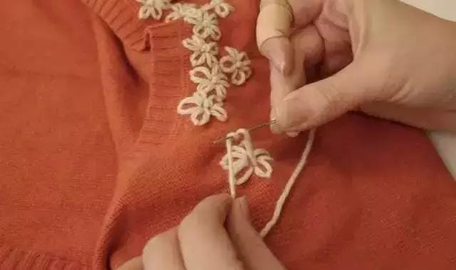 牛仔服上如何绣一朵可爱的小花(嫌弃衣服单调那就绣些小花) 牛仔服上如何绣一朵可爱的小花 嫌弃衣服单调那就绣些小花