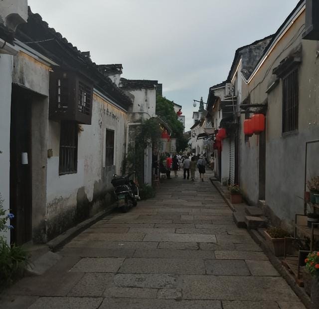 为什么说三线城市的房价并不贵(这是个典型的三线城市) 为什么说三线城市的房价并不贵 这是个典型的三线城市