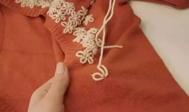 牛仔服上如何绣一朵可爱的小花(嫌弃衣服单调那就绣些小花) 牛仔服上如何绣一朵可爱的小花 嫌弃衣服单调那就绣些小花