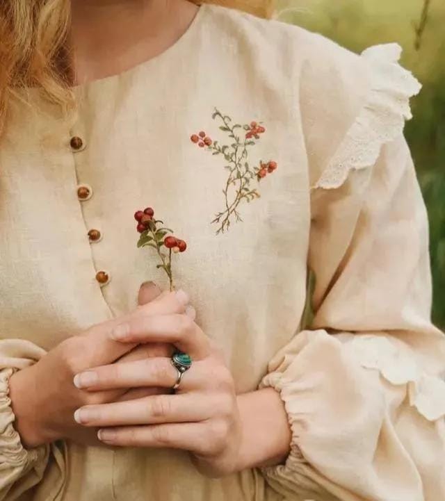 牛仔服上如何绣一朵可爱的小花(嫌弃衣服单调那就绣些小花) 牛仔服上如何绣一朵可爱的小花 嫌弃衣服单调那就绣些小花