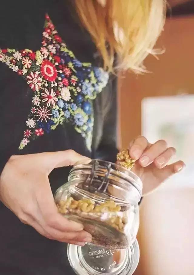 牛仔服上如何绣一朵可爱的小花(嫌弃衣服单调那就绣些小花) 牛仔服上如何绣一朵可爱的小花 嫌弃衣服单调那就绣些小花