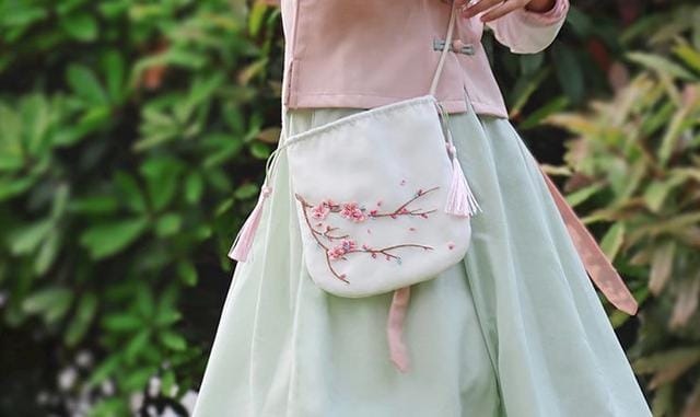 牛仔服上如何绣一朵可爱的小花(嫌弃衣服单调那就绣些小花) 牛仔服上如何绣一朵可爱的小花 嫌弃衣服单调那就绣些小花