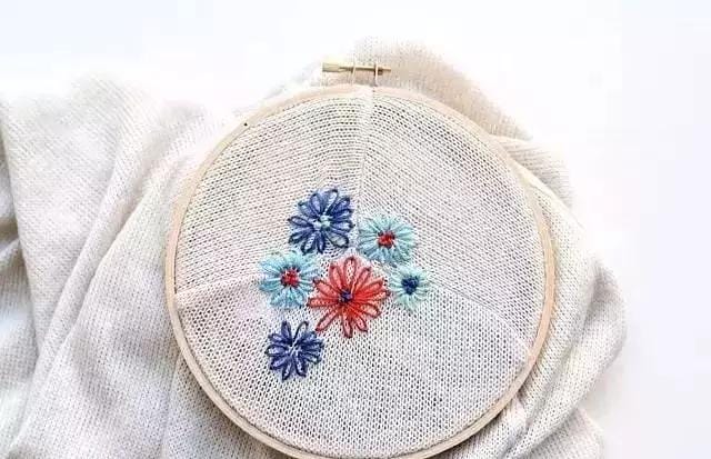 牛仔服上如何绣一朵可爱的小花(嫌弃衣服单调那就绣些小花) 牛仔服上如何绣一朵可爱的小花 嫌弃衣服单调那就绣些小花