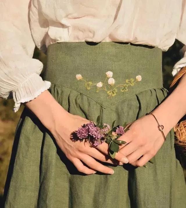 牛仔服上如何绣一朵可爱的小花(嫌弃衣服单调那就绣些小花) 牛仔服上如何绣一朵可爱的小花 嫌弃衣服单调那就绣些小花