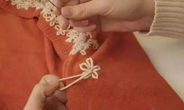 牛仔服上如何绣一朵可爱的小花(嫌弃衣服单调那就绣些小花) 牛仔服上如何绣一朵可爱的小花 嫌弃衣服单调那就绣些小花