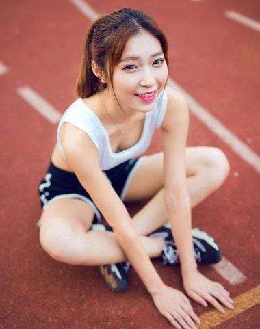 女生短的中分发型怎么扎简单好看(中分中长直发发型怎么扎好看) 女生短的中分发型怎么扎简单好看 中分中长直发发型怎么扎好看
