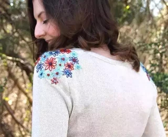 牛仔服上如何绣一朵可爱的小花(嫌弃衣服单调那就绣些小花) 牛仔服上如何绣一朵可爱的小花 嫌弃衣服单调那就绣些小花