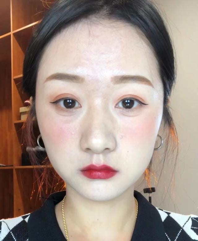 化妆初学者用什么底妆好(会化妆和不会化妆的人) 化妆初学者用什么底妆好 会化妆和不会化妆的人
