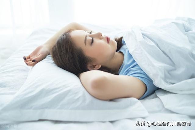 当抑郁症患者极其克制自己的情绪(抑郁症是一种自导自演的) 当抑郁症患者极其克制自己的情绪 抑郁症是一种自导自演的